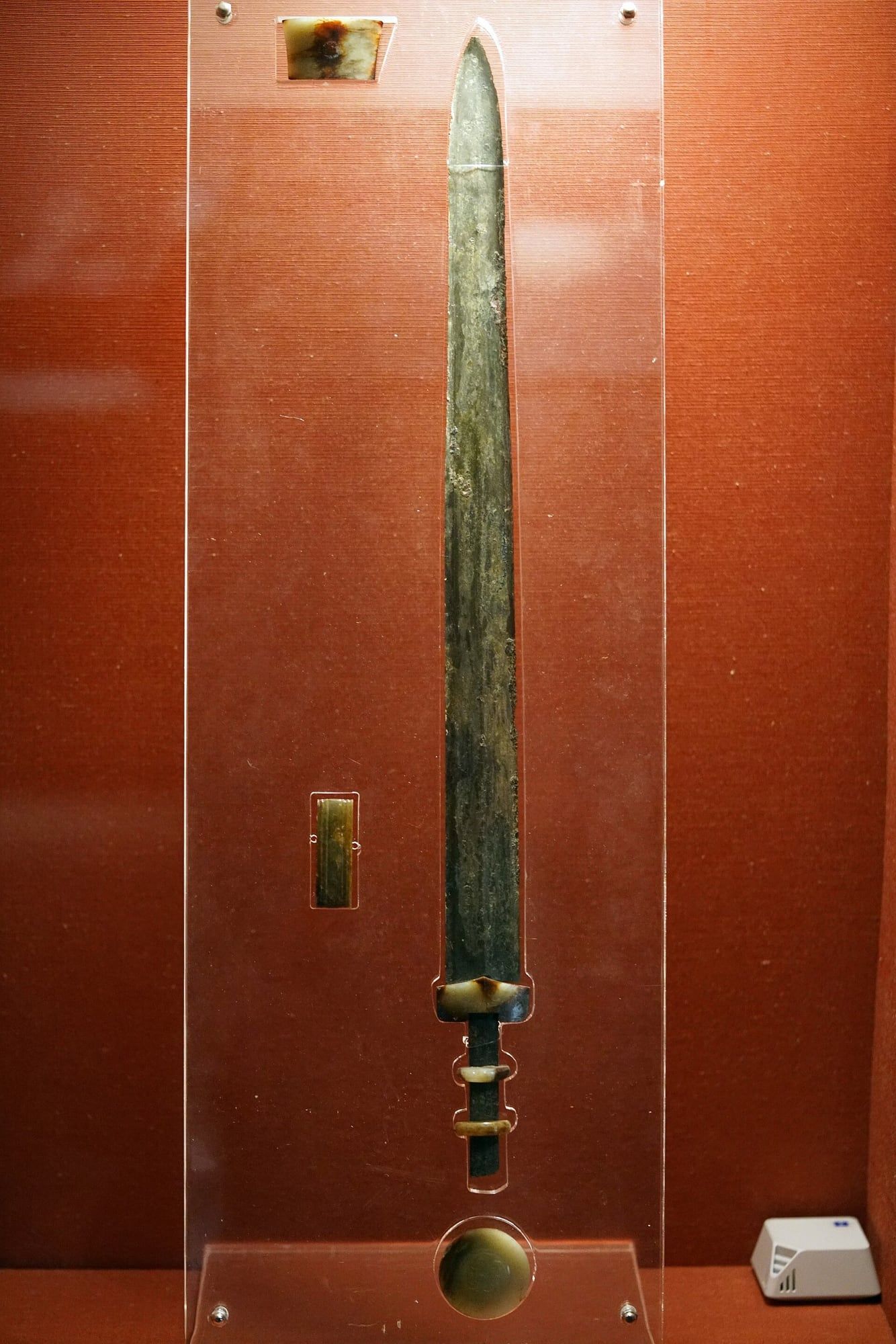 Jade-fitted sword (yujujian), Han dynasty type (museum photo 2018)